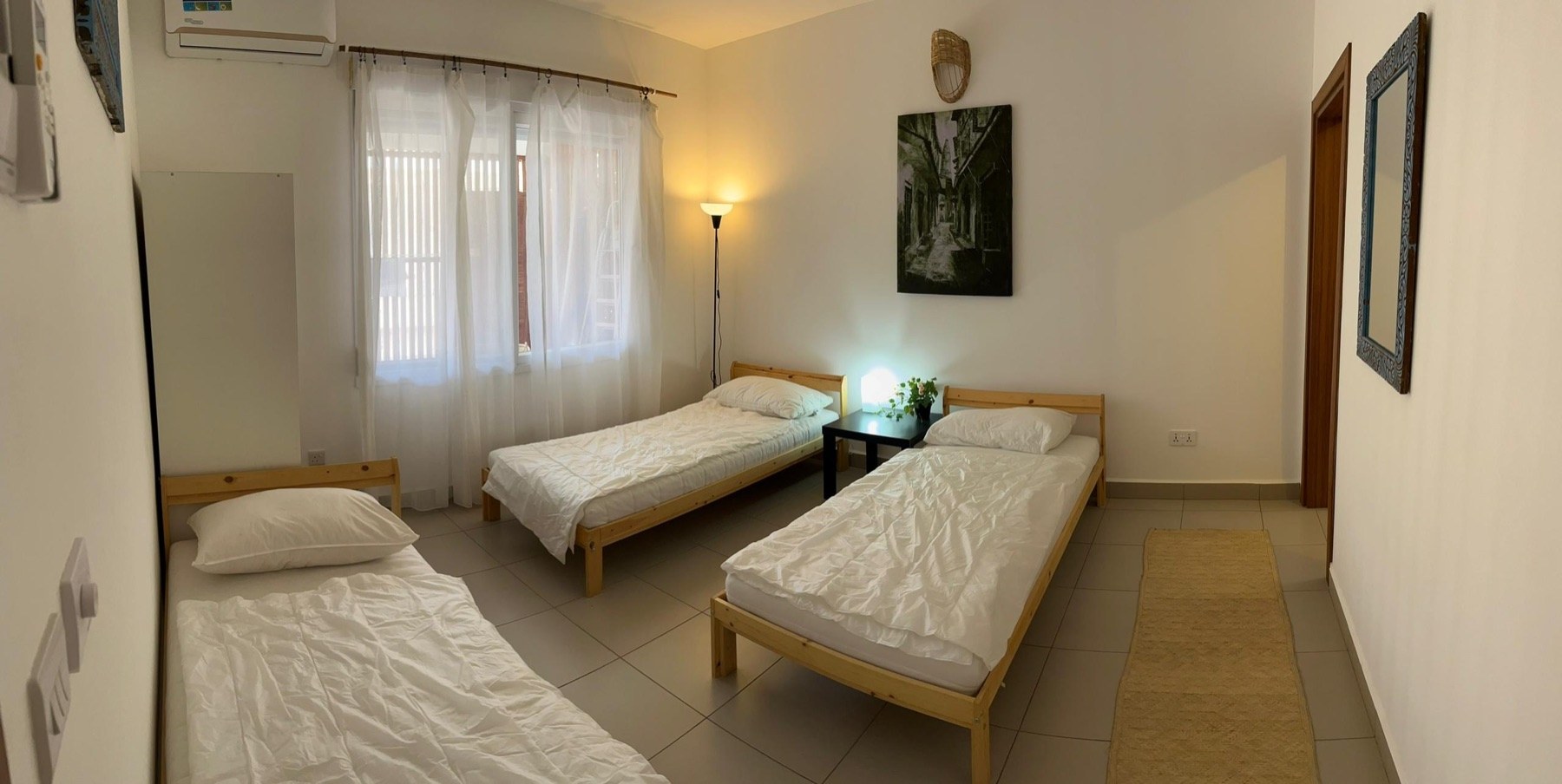 Schlafzimmer im Erdgeschoss mit drei Einzelbetten